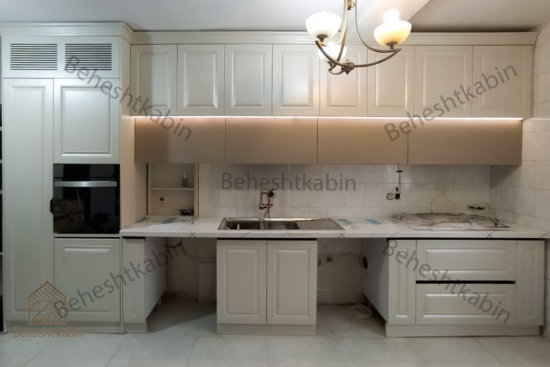 اجرای کابینت نئوکلاسیک رنگ سفید صدفی-گریژ توسط تیم بهشت کابین